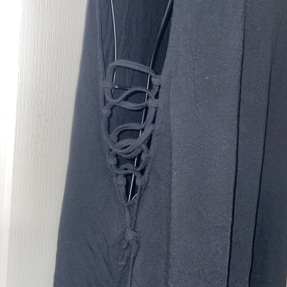 Black side tie tank top - Picture 2 of 3